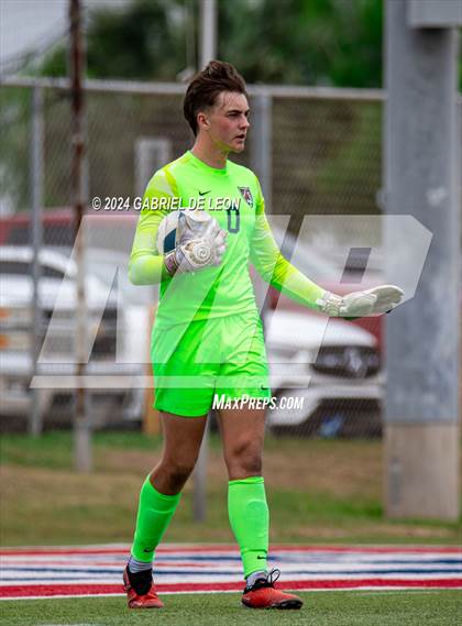 Thumbnail 1 in Lopez vs. Glenn (UIL Soccer 5A Region IV Regional Final) photogallery.