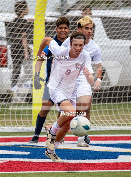 Thumbnail 1 in Lopez vs. Glenn (UIL Soccer 5A Region IV Regional Final) photogallery.