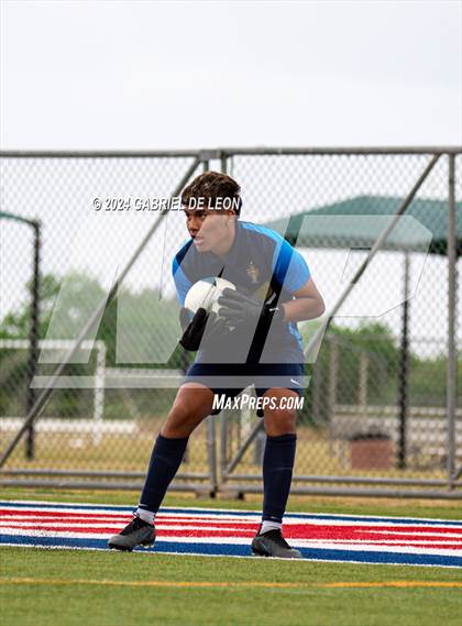 Thumbnail 2 in Lopez vs. Glenn (UIL Soccer 5A Region IV Regional Final) photogallery.