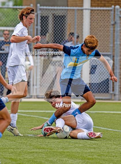 Thumbnail 3 in Lopez vs. Glenn (UIL Soccer 5A Region IV Regional Final) photogallery.