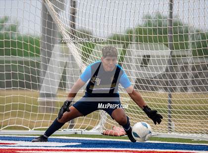 Thumbnail 2 in Lopez vs. Glenn (UIL Soccer 5A Region IV Regional Final) photogallery.