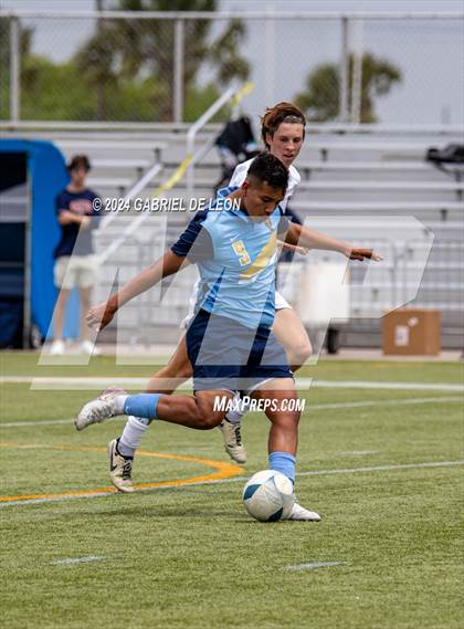 Thumbnail 2 in Lopez vs. Glenn (UIL Soccer 5A Region IV Regional Final) photogallery.