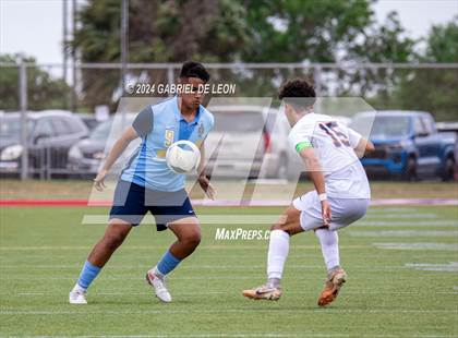 Thumbnail 3 in Lopez vs. Glenn (UIL Soccer 5A Region IV Regional Final) photogallery.