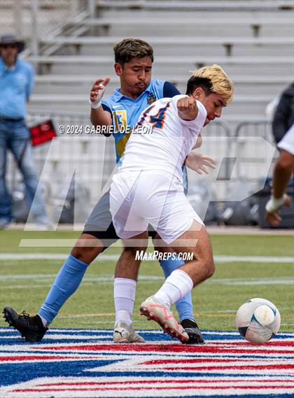 Thumbnail 1 in Lopez vs. Glenn (UIL Soccer 5A Region IV Regional Final) photogallery.