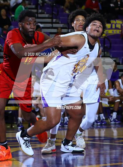 Thumbnail 3 in Dominguez vs. Lynwood photogallery.