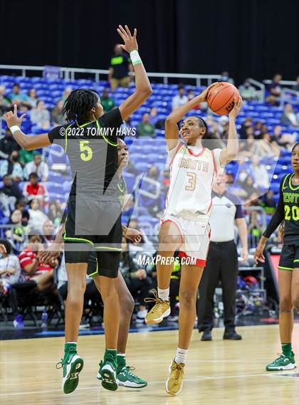Thumbnail 1 in DeSoto vs. South Grand Prairie (UIL 6A State Final) photogallery.