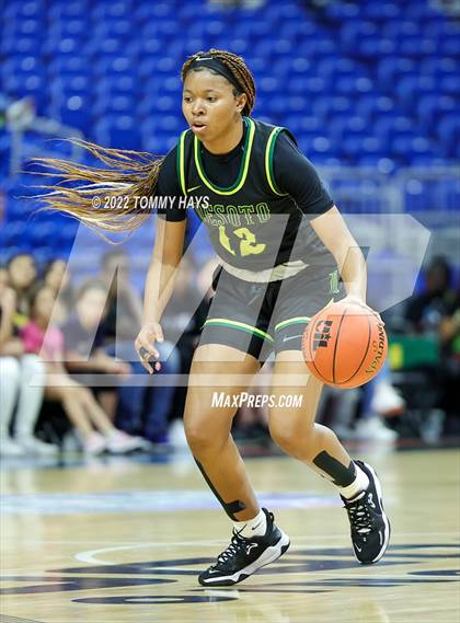 Thumbnail 3 in DeSoto vs. South Grand Prairie (UIL 6A State Final) photogallery.
