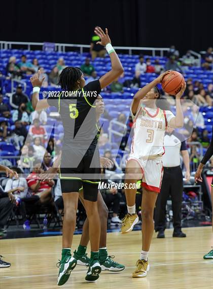 Thumbnail 3 in DeSoto vs. South Grand Prairie (UIL 6A State Final) photogallery.
