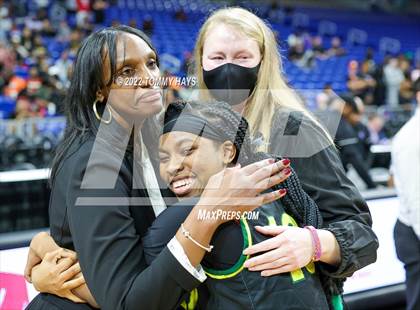 Thumbnail 1 in DeSoto vs. South Grand Prairie (UIL 6A State Final) photogallery.