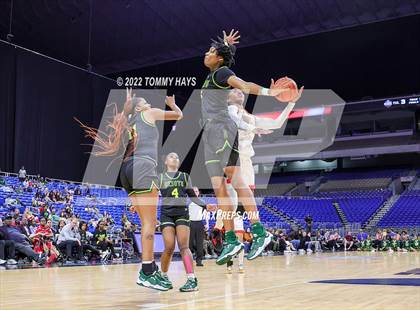 Thumbnail 2 in DeSoto vs. South Grand Prairie (UIL 6A State Final) photogallery.