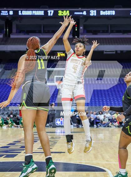 Thumbnail 2 in DeSoto vs. South Grand Prairie (UIL 6A State Final) photogallery.