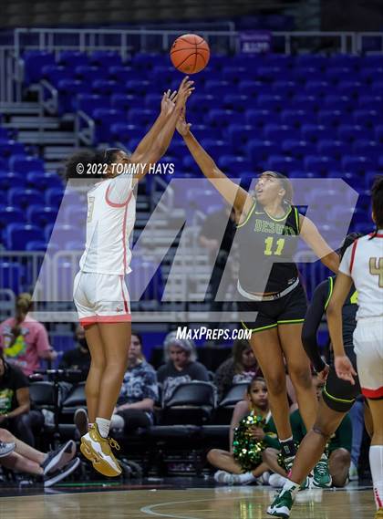 Thumbnail 2 in DeSoto vs. South Grand Prairie (UIL 6A State Final) photogallery.