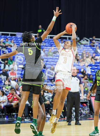 Thumbnail 1 in DeSoto vs. South Grand Prairie (UIL 6A State Final) photogallery.