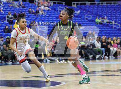 Thumbnail 1 in DeSoto vs. South Grand Prairie (UIL 6A State Final) photogallery.