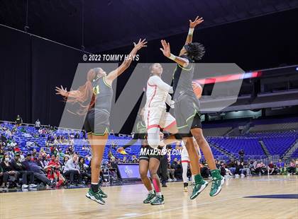 Thumbnail 3 in DeSoto vs. South Grand Prairie (UIL 6A State Final) photogallery.