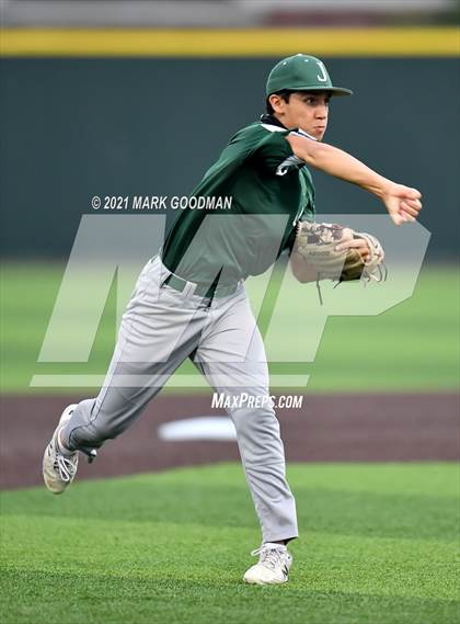 Thumbnail 2 in Tompkins vs Strake Jesuit (UIL 6A Regional Semifinal, Game 2) photogallery.