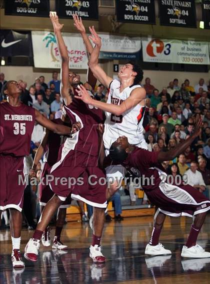Thumbnail 2 in Winter Park vs. St. Benedict's Prep (City of Palms Classic) photogallery.
