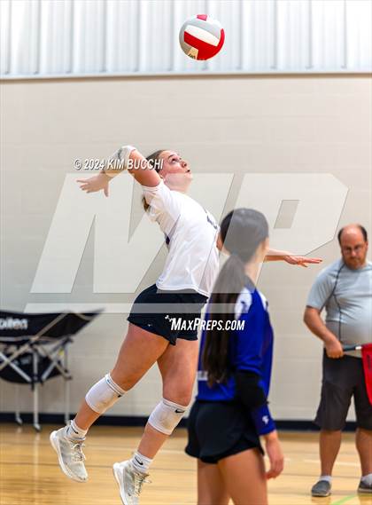 Thumbnail 2 in Mishawaka HomeSchool vs Cincinnati HomeSchool (Midwest Volleyball Classic) photogallery.