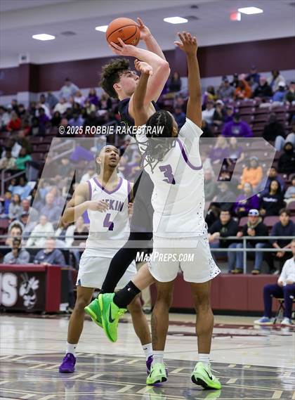 Thumbnail 3 in Lufkin vs. Highland Park (UIL 5A D1 Area Playoff) photogallery.