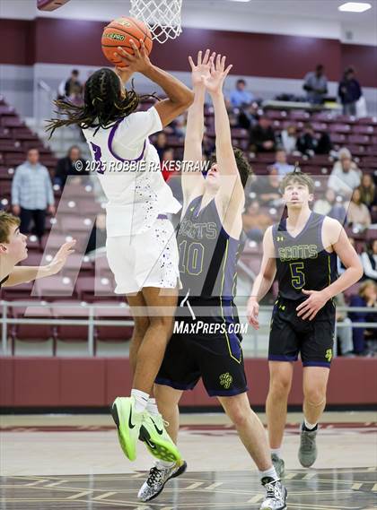 Thumbnail 2 in Lufkin vs. Highland Park (UIL 5A D1 Area Playoff) photogallery.