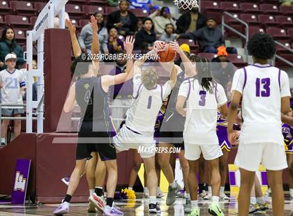 Thumbnail 2 in Lufkin vs. Highland Park (UIL 5A D1 Area Playoff) photogallery.