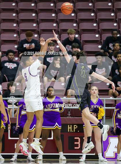 Thumbnail 1 in Lufkin vs. Highland Park (UIL 5A D1 Area Playoff) photogallery.
