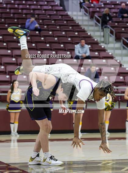 Thumbnail 3 in Lufkin vs. Highland Park (UIL 5A D1 Area Playoff) photogallery.