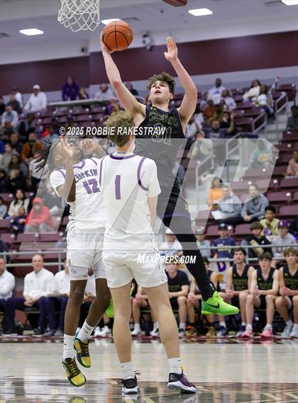 Thumbnail 1 in Lufkin vs. Highland Park (UIL 5A D1 Area Playoff) photogallery.