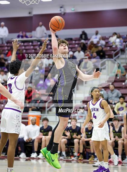 Thumbnail 3 in Lufkin vs. Highland Park (UIL 5A D1 Area Playoff) photogallery.
