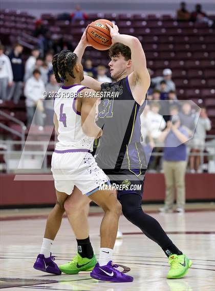 Thumbnail 2 in Lufkin vs. Highland Park (UIL 5A D1 Area Playoff) photogallery.