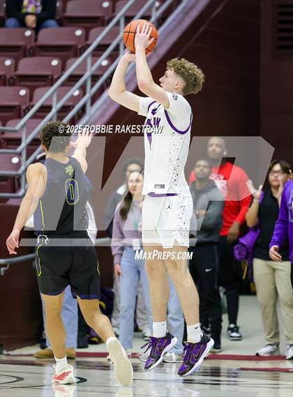 Thumbnail 3 in Lufkin vs. Highland Park (UIL 5A D1 Area Playoff) photogallery.