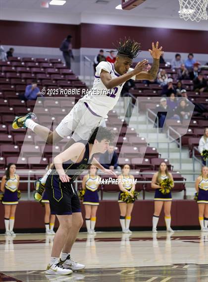 Thumbnail 1 in Lufkin vs. Highland Park (UIL 5A D1 Area Playoff) photogallery.