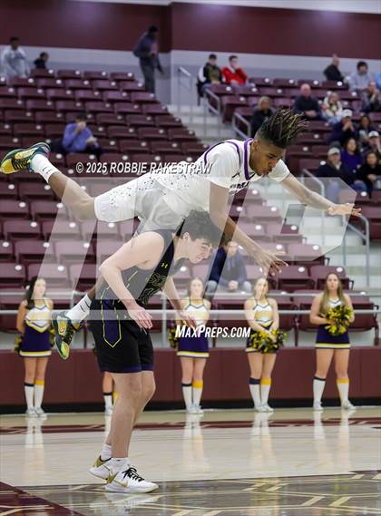 Thumbnail 2 in Lufkin vs. Highland Park (UIL 5A D1 Area Playoff) photogallery.