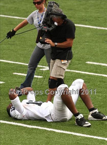 Thumbnail 2 in Dwyer vs. Glenville (Kirk Herbstreit National Kickoff Classic) photogallery.