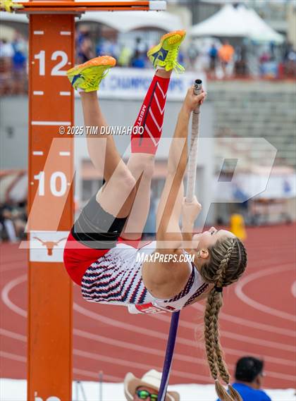 Thumbnail 3 in UIL 2A Girls Track & Field Finals photogallery.