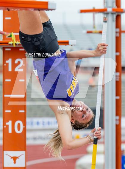 Thumbnail 2 in UIL 2A Girls Track & Field Finals photogallery.