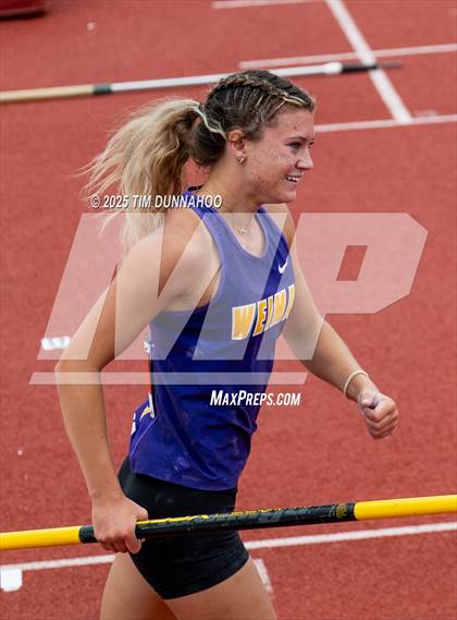 Thumbnail 2 in UIL 2A Girls Track & Field Finals photogallery.
