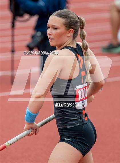 Thumbnail 3 in UIL 2A Girls Track & Field Finals photogallery.