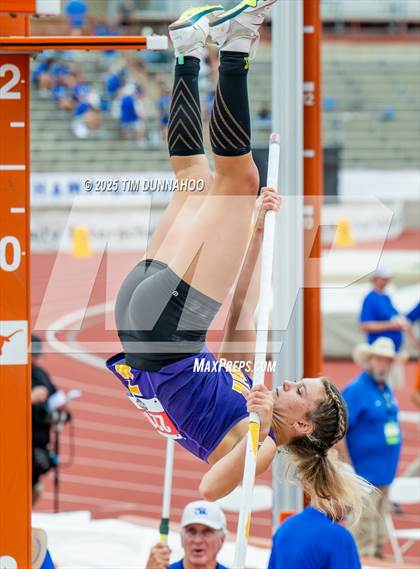 Thumbnail 2 in UIL 2A Girls Track & Field Finals photogallery.
