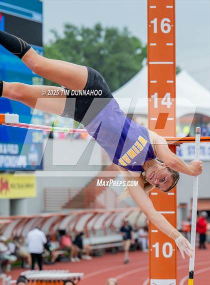 Thumbnail 2 in UIL 2A Girls Track & Field Finals photogallery.