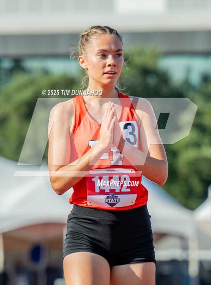 Thumbnail 2 in UIL 2A Girls Track & Field Finals photogallery.