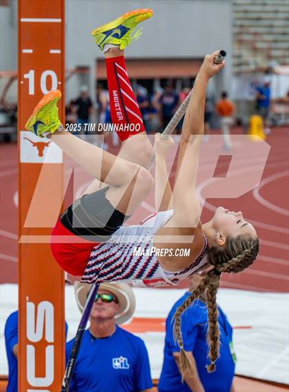 Thumbnail 3 in UIL 2A Girls Track & Field Finals photogallery.