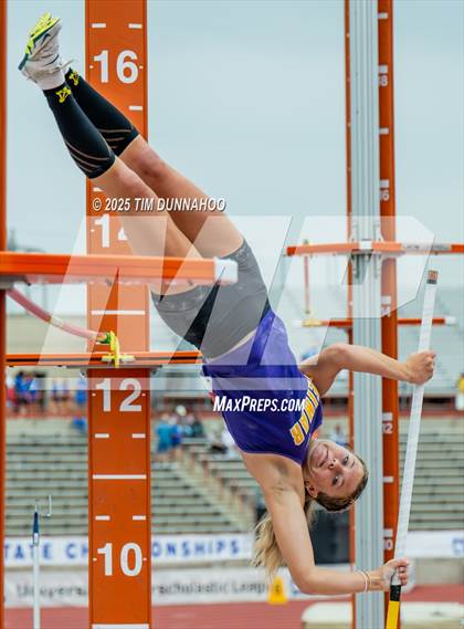 Thumbnail 3 in UIL 2A Girls Track & Field Finals photogallery.