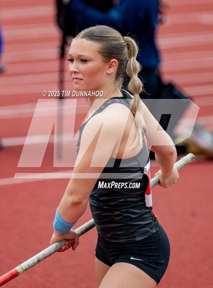 Thumbnail 2 in UIL 2A Girls Track & Field Finals photogallery.