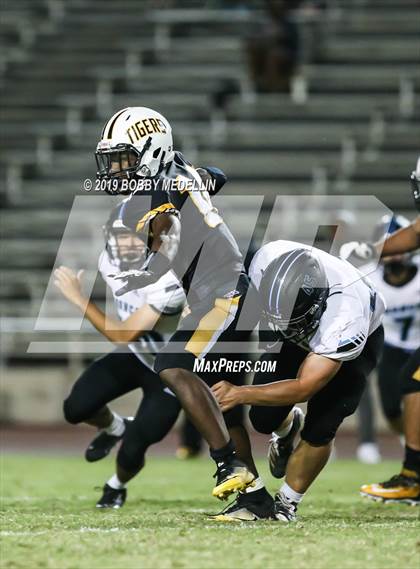 Thumbnail 2 in Edison vs. Clovis North photogallery.