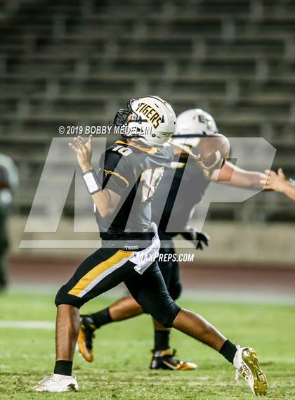 Thumbnail 3 in Edison vs. Clovis North photogallery.