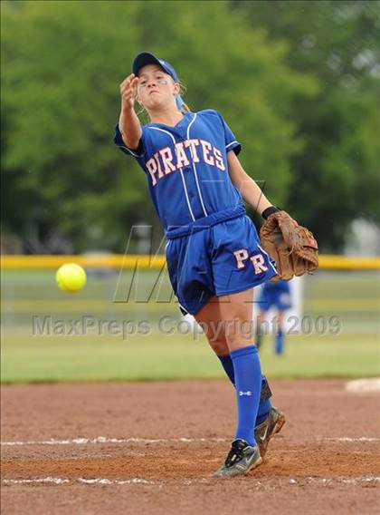 Thumbnail 2 in Pearl River vs. Floral Park (NYSPHSAA Class A Final) photogallery.