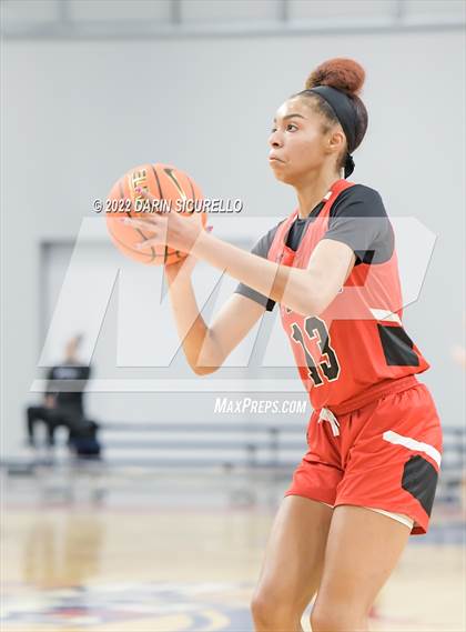 Thumbnail 3 in St. John's vs. Lone Peak (NIKE Tournament of Champions) photogallery.