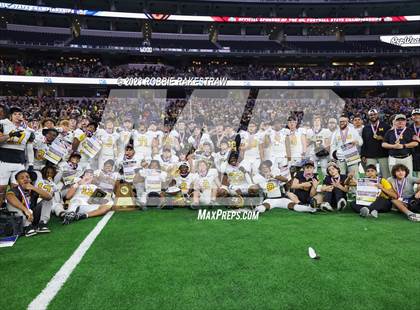 Thumbnail 1 in Franklin vs. Malakoff (UIL Football 3A D1 Final Medal Ceremony) photogallery.