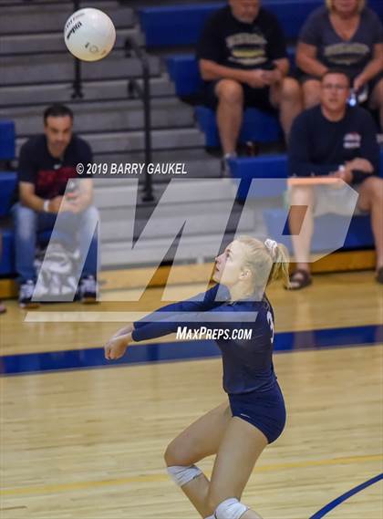 Thumbnail 2 in Marathon vs.Bishop McLaughlin Catholic photogallery.